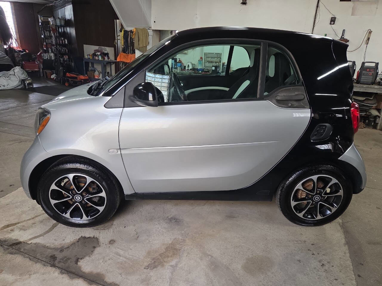 Used 2016 smart fortwo passion RWD image 3