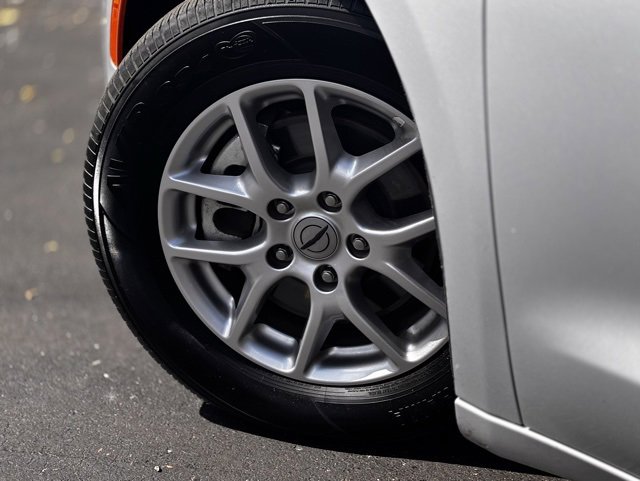 Used 2024 Chrysler Pacifica Touring-L image 26