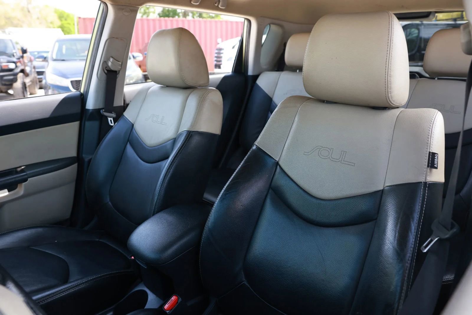 Used 2011 Kia Soul ! FWD image 12