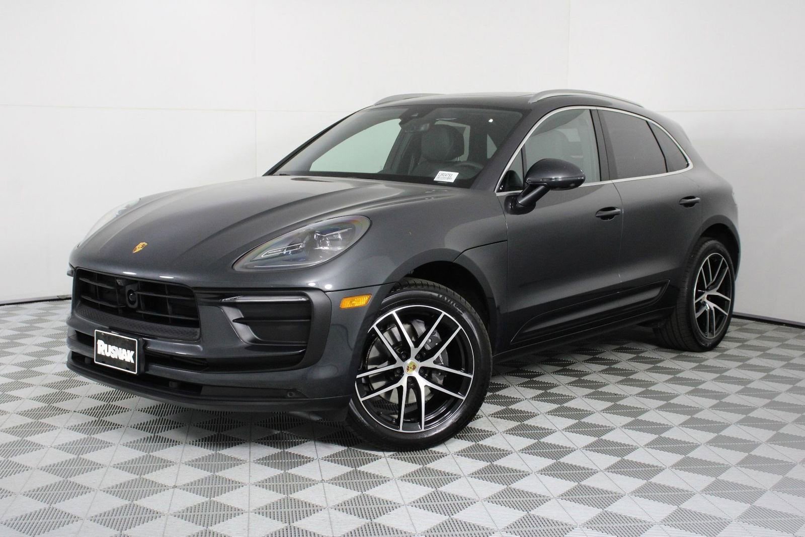 Certified 2025 Porsche Macan AWD/4WD image 35
