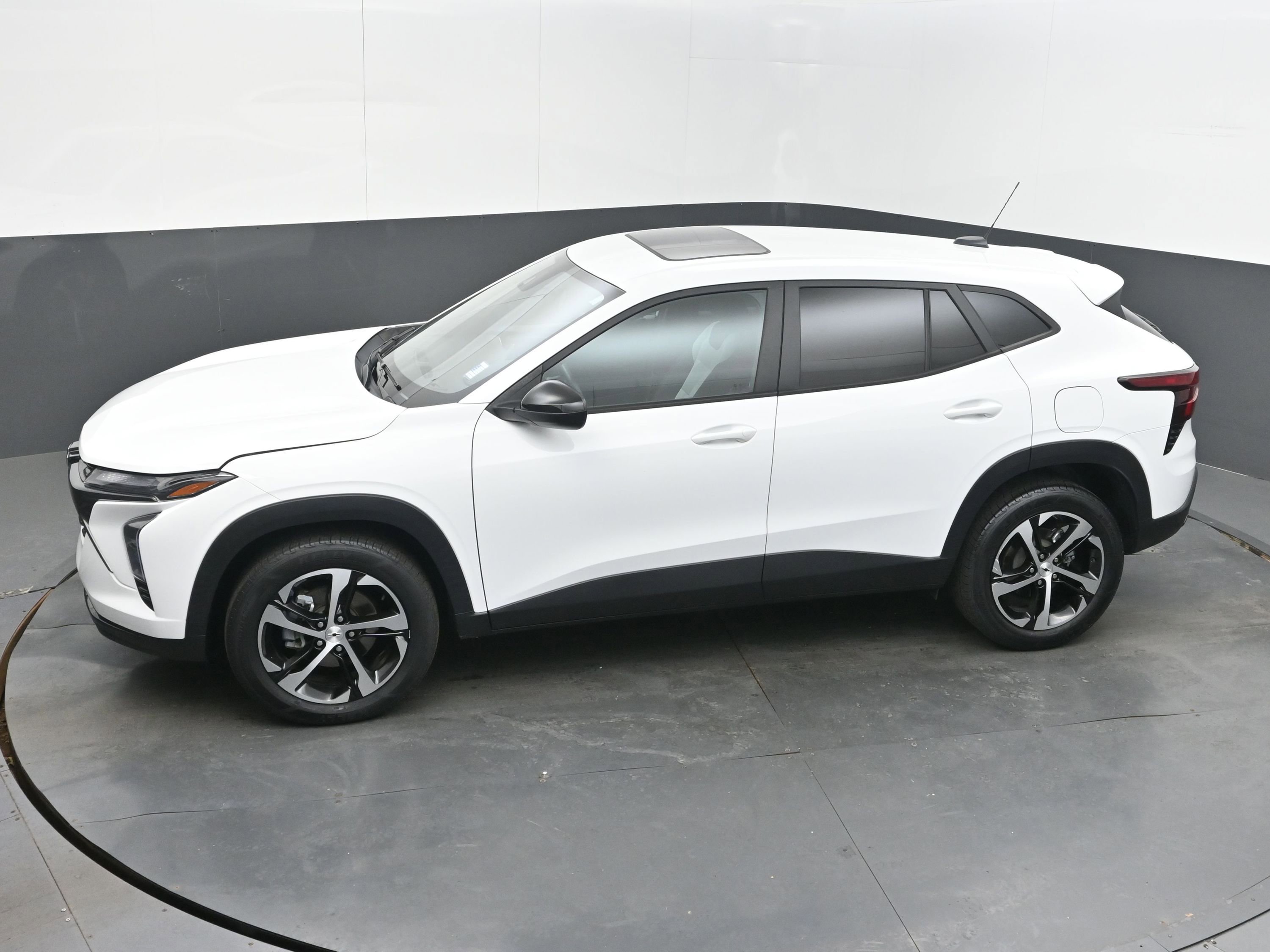 Used 2024 Chevrolet Trax RS w/ Sunroof Package image 34