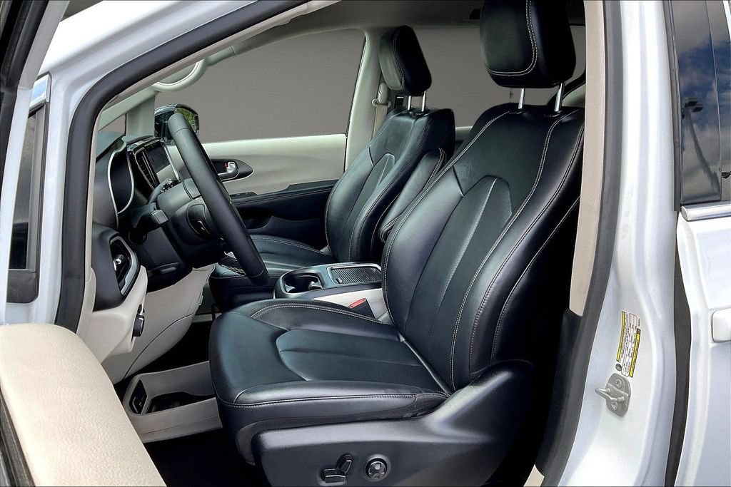 Used 2024 Chrysler Pacifica Touring-L FWD image 24