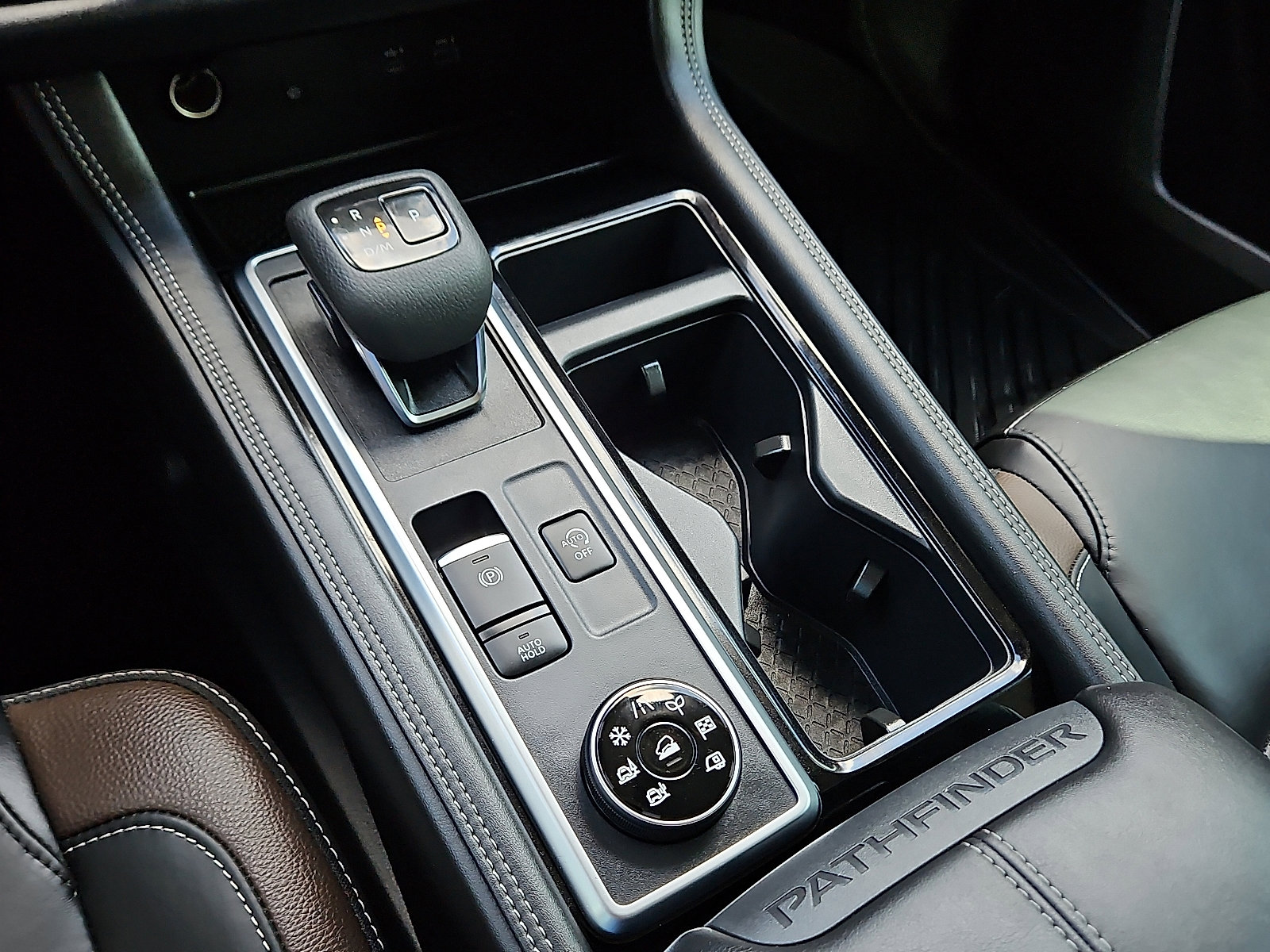 Used 2025 Nissan Pathfinder Platinum image 16