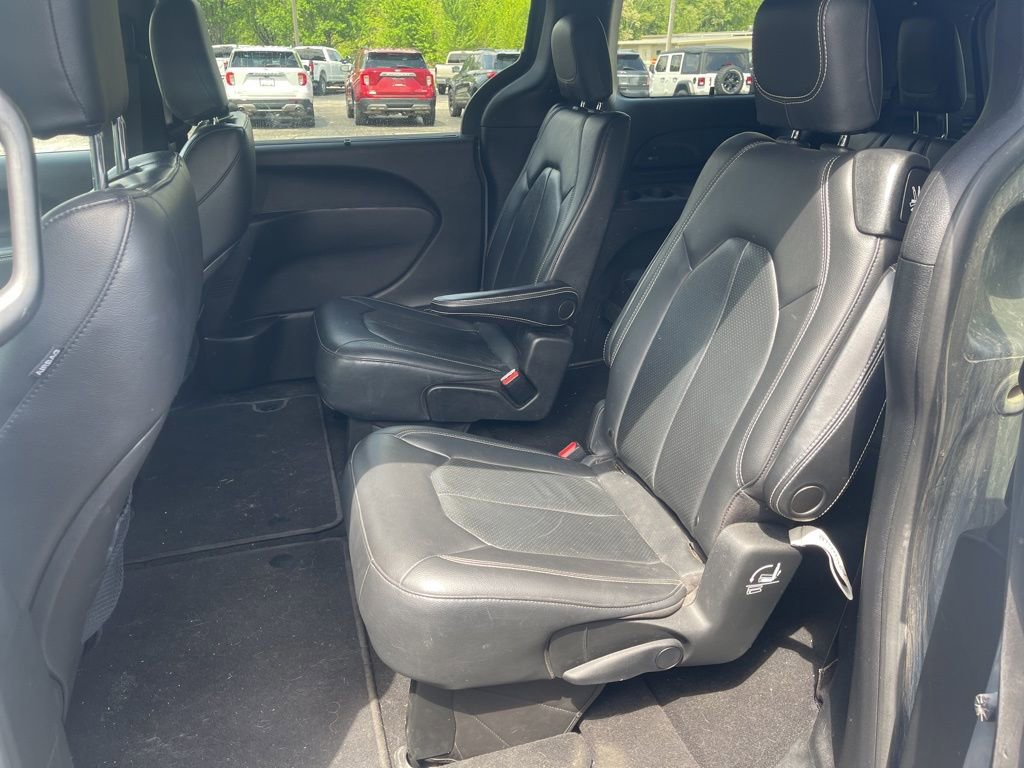 Used 2020 Chrysler Pacifica Touring-L w/ Premium Audio Group AWD/4WD image 12