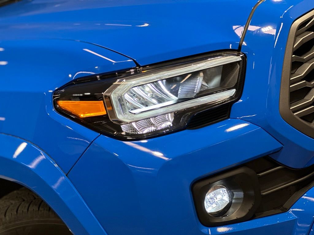 Used 2020 Toyota Tacoma TRD Sport w/ TRD Premium Sport Package AWD/4WD image 15
