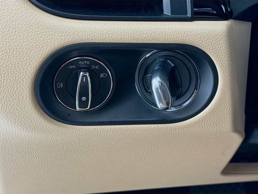 Certified 2025 Porsche Macan image 14