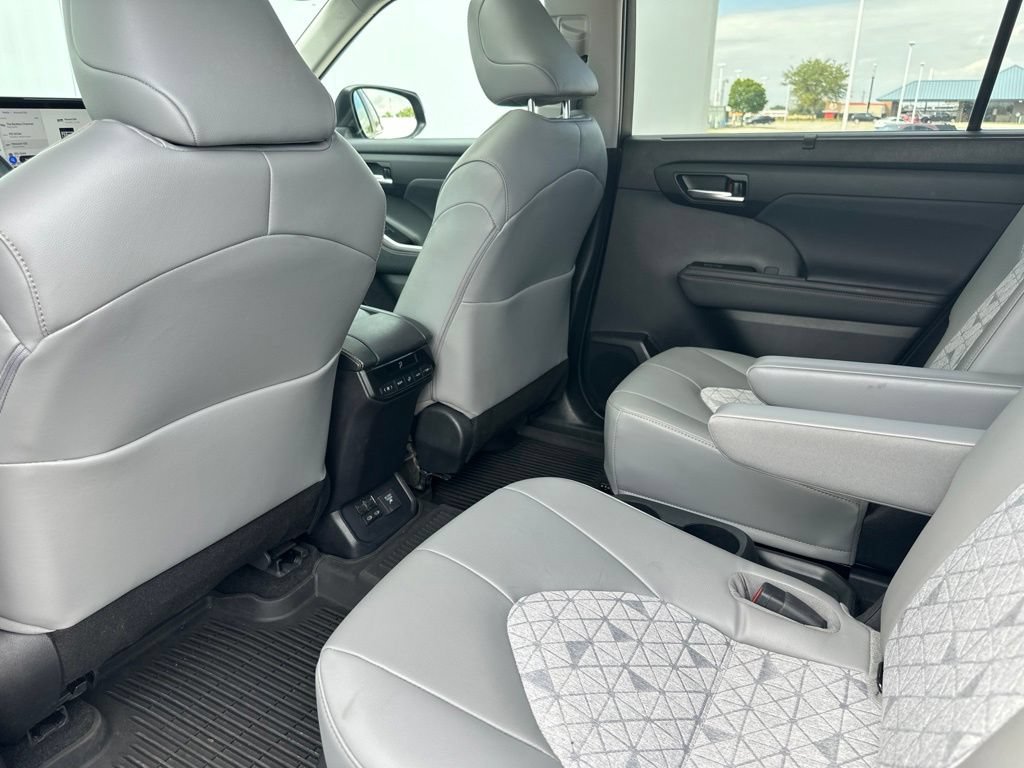 Used 2023 Toyota Highlander Bronze Edition AWD/4WD image 19