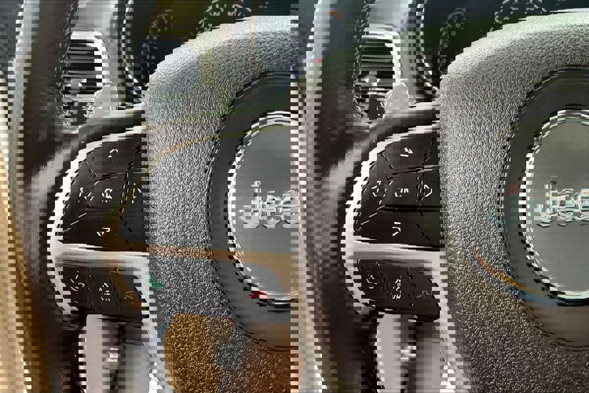 Used 2015 Jeep Grand Cherokee Overland image 11