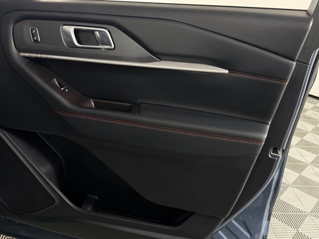 Used 2025 Ford Explorer ST image 33