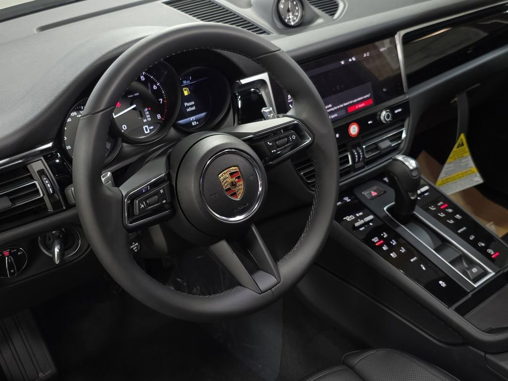 Certified 2025 Porsche Macan image 4