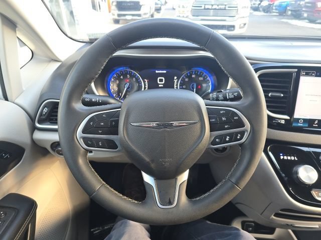 Certified 2024 Chrysler Pacifica Touring-L FWD image 16