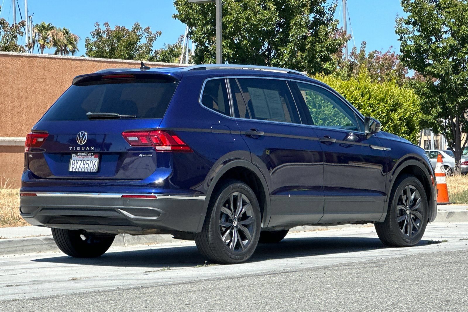 Used 2022 Volkswagen Tiguan SE w/ Panoramic Sunroof Package AWD/4WD image 4