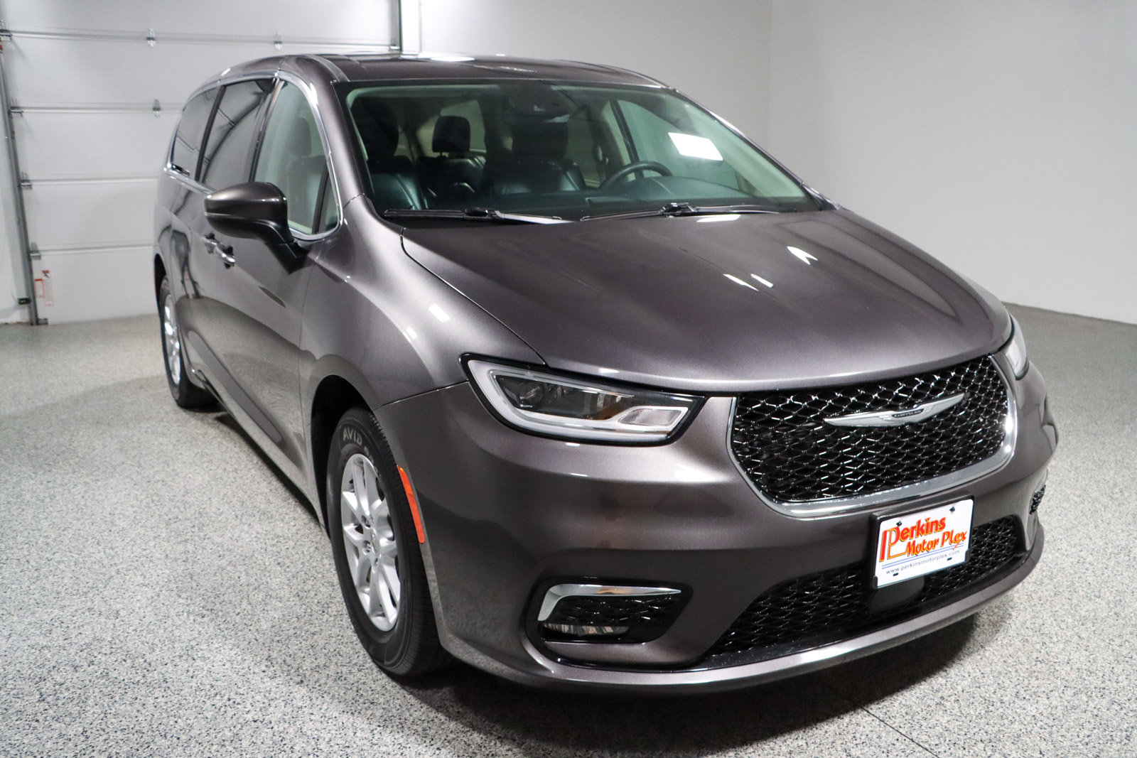 Used 2023 Chrysler Pacifica Touring-L FWD image 5