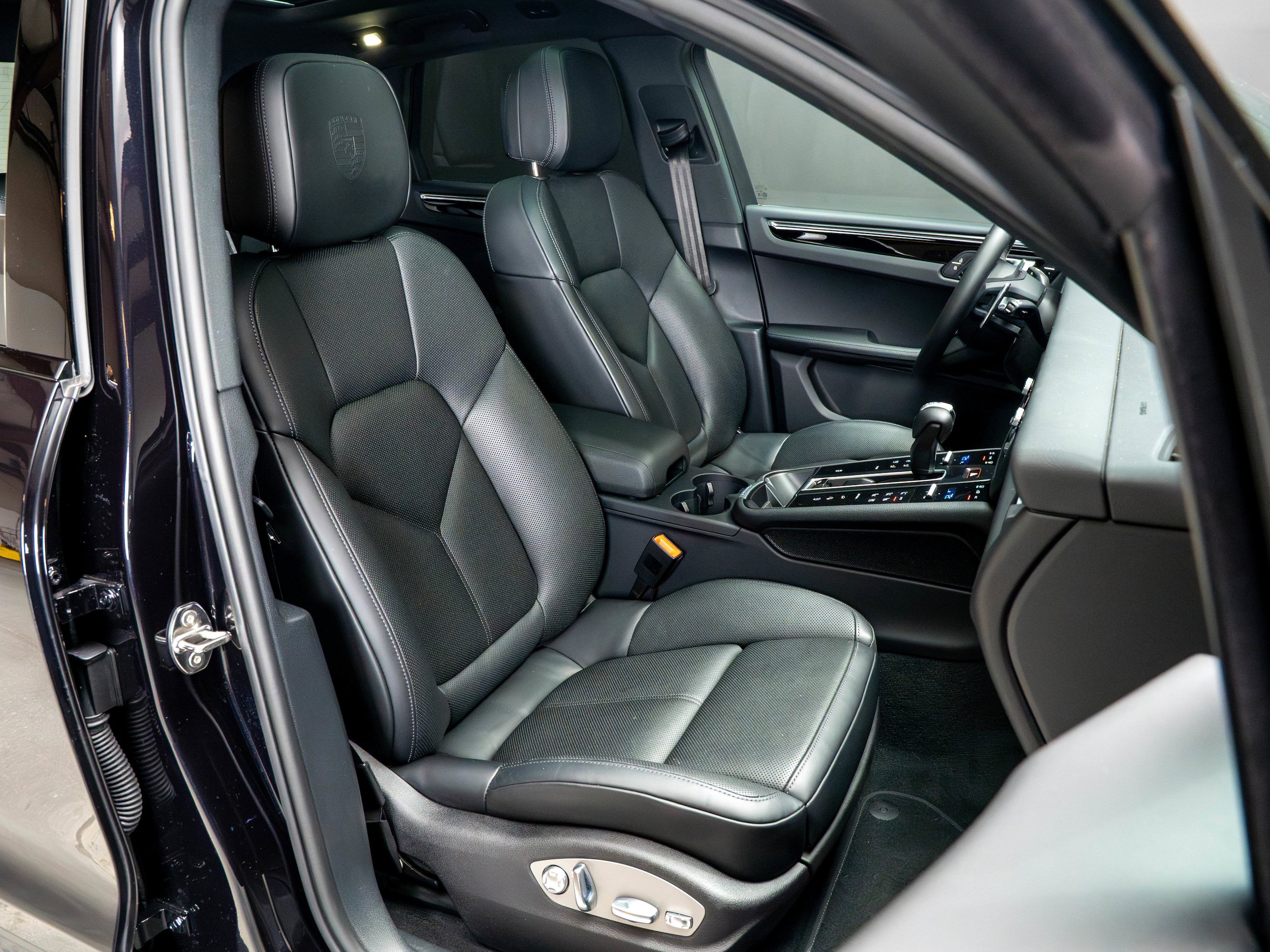 Certified 2025 Porsche Macan AWD/4WD image 33