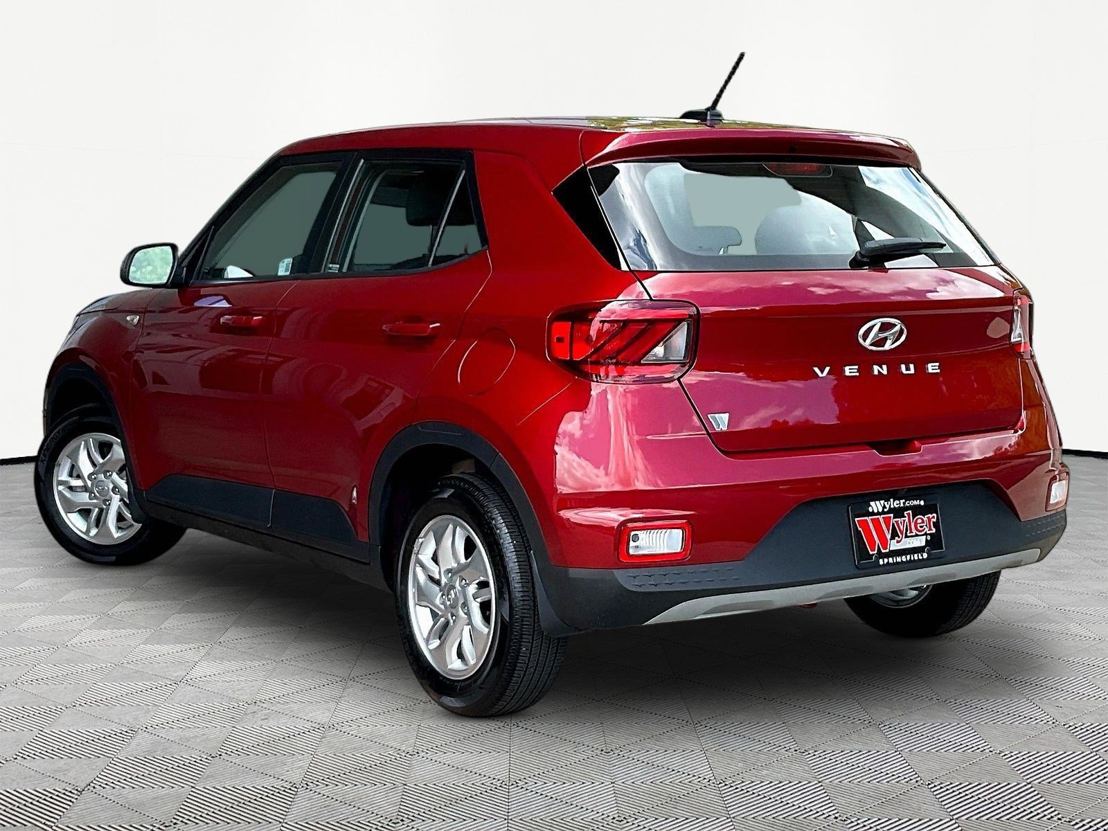 Used 2025 Hyundai Venue SE FWD image 4