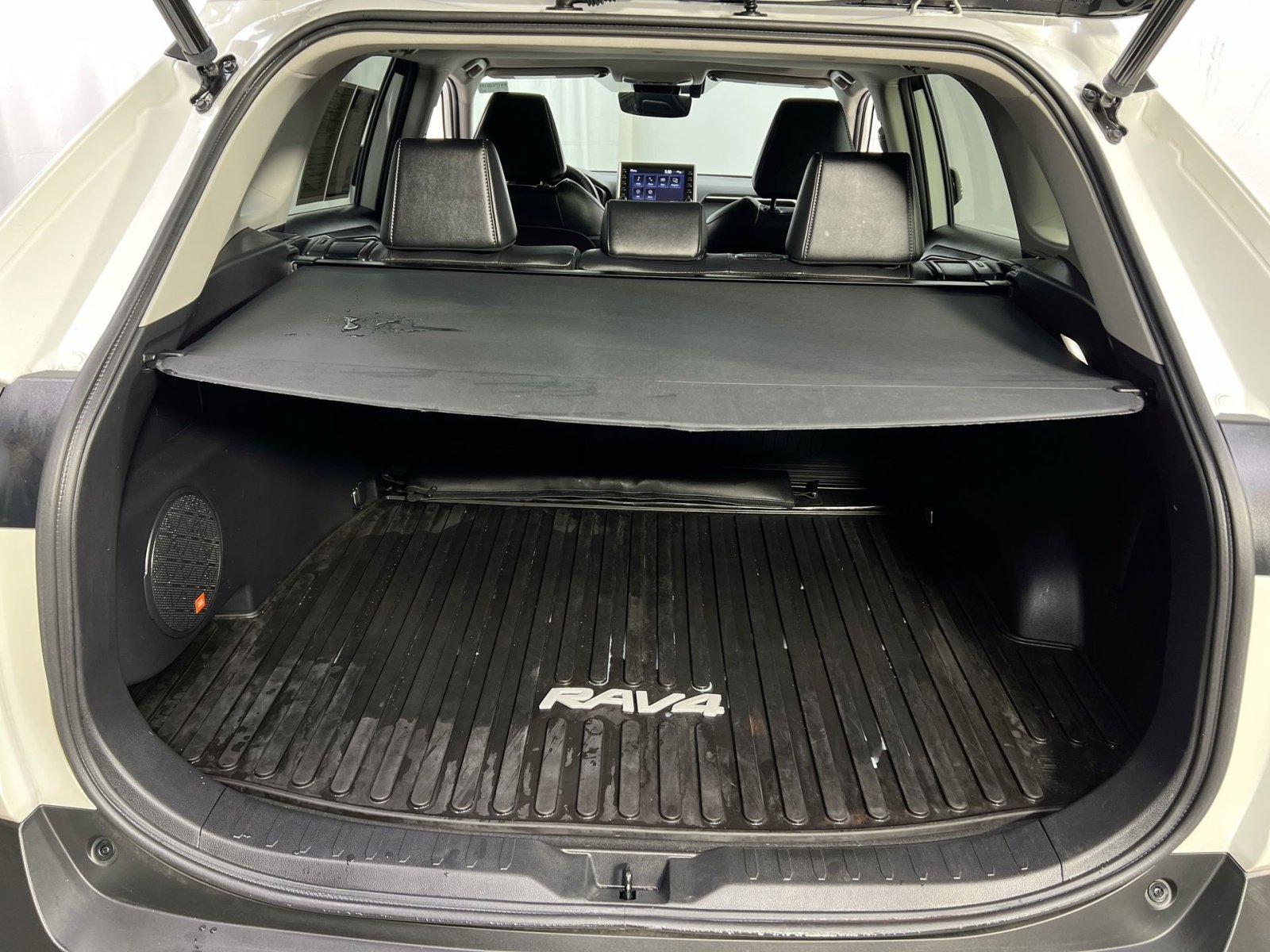 Used 2022 Toyota RAV4 XLE Premium image 30