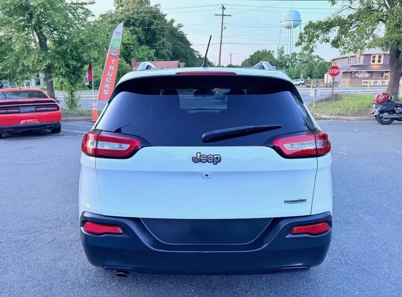 Used 2016 Jeep Cherokee Latitude w/ Cold Weather Group FWD image 13