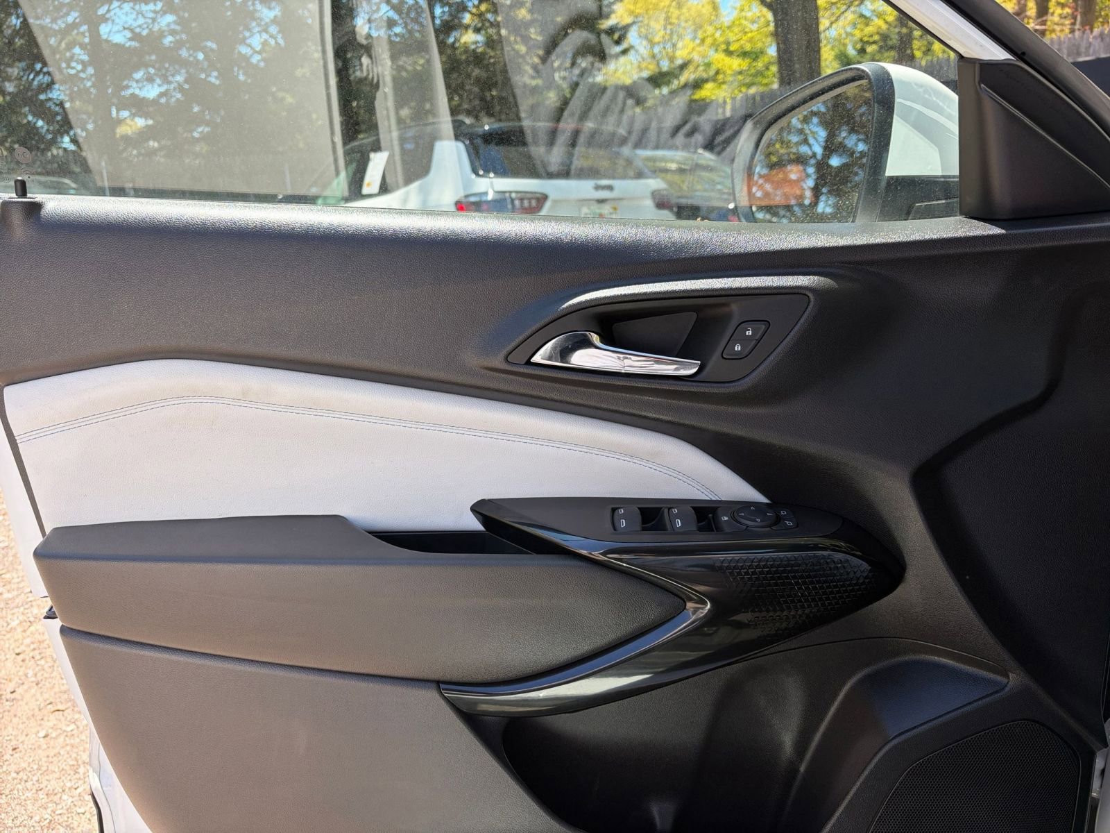 Used 2025 Chevrolet Trax LT FWD image 18