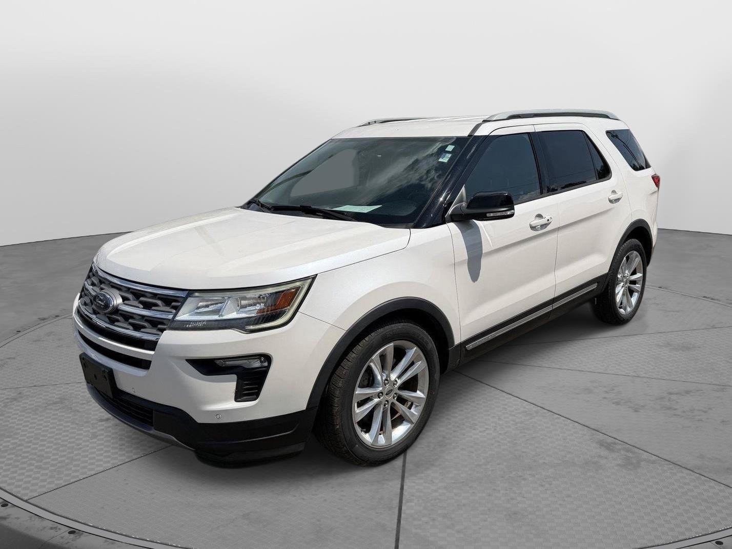 Used 2018 Ford Explorer XLT w/ Equipment Group 202A FWD image 3