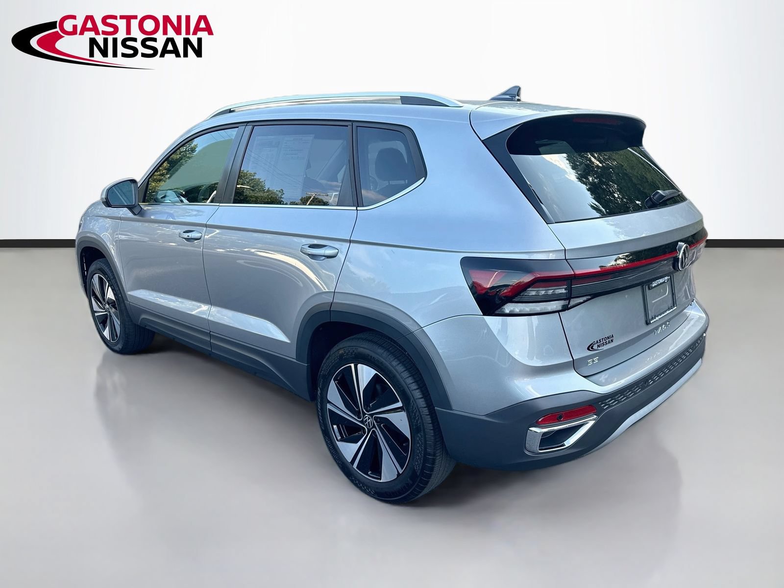 Used 2025 Volkswagen Taos SE AWD/4WD image 6
