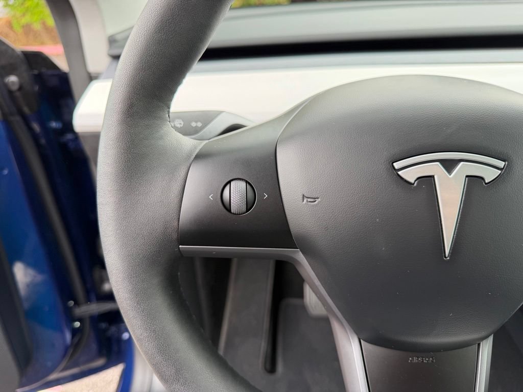 Used 2025 Tesla Model Y Long Range AWD/4WD image 17