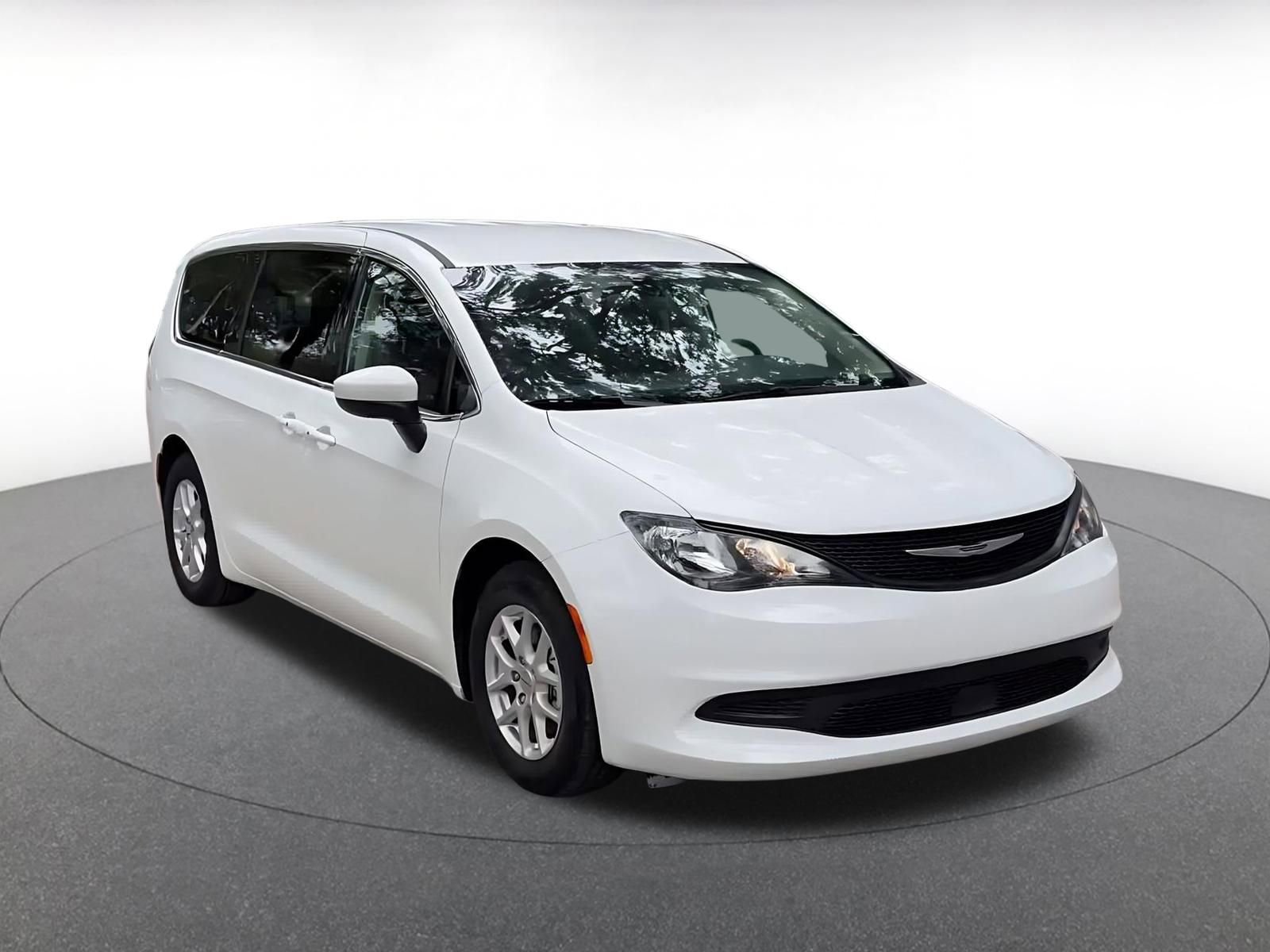 Used 2022 Chrysler Voyager LX FWD image 3