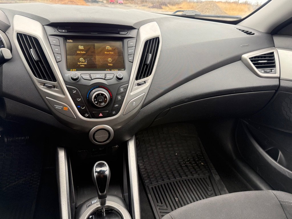 Used 2016 Hyundai Veloster FWD image 12
