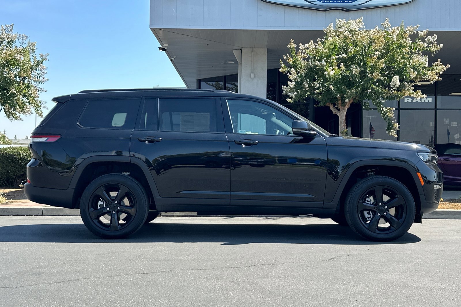 New 2025 Jeep Grand Cherokee L Limited w/ Luxury Tech Group II image 3