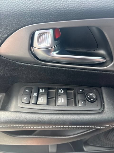 Used 2025 Chrysler Pacifica Select AWD/4WD image 41