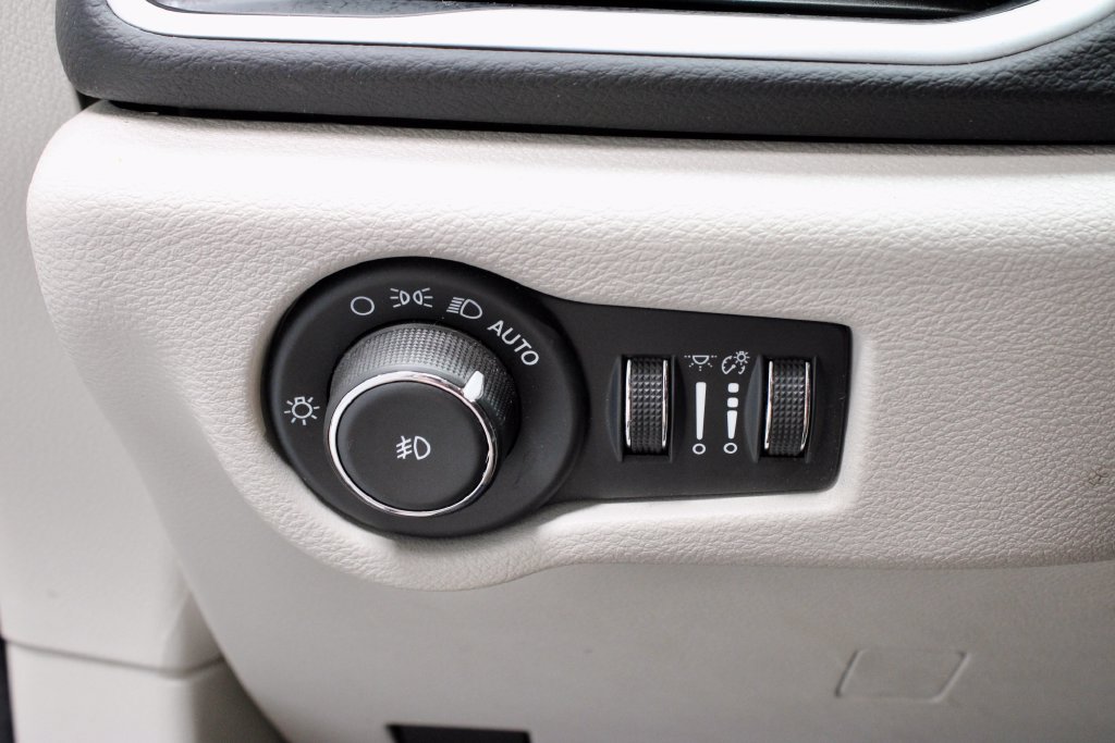 Used 2024 Chrysler Pacifica Touring-L FWD image 28
