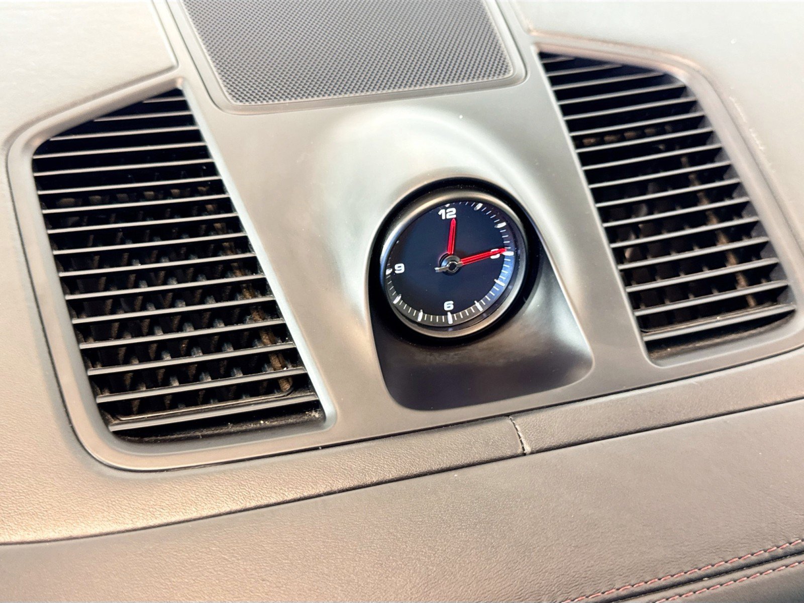 Used 2023 Porsche Cayenne Platinum Edition image 29