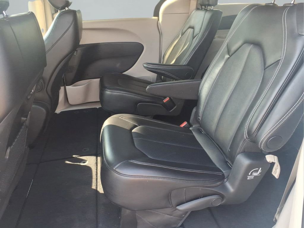 Used 2024 Chrysler Pacifica Touring-L FWD image 25