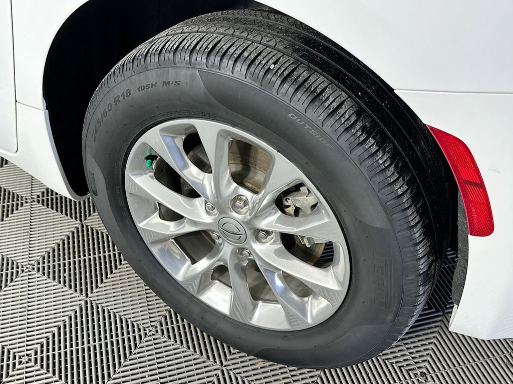 Used 2023 Chrysler Pacifica Touring-L image 42