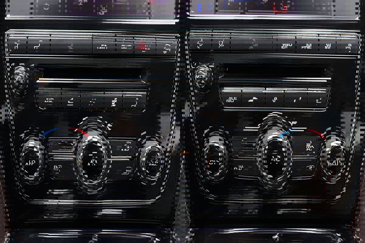 Used 2014 Jaguar XJ image 21