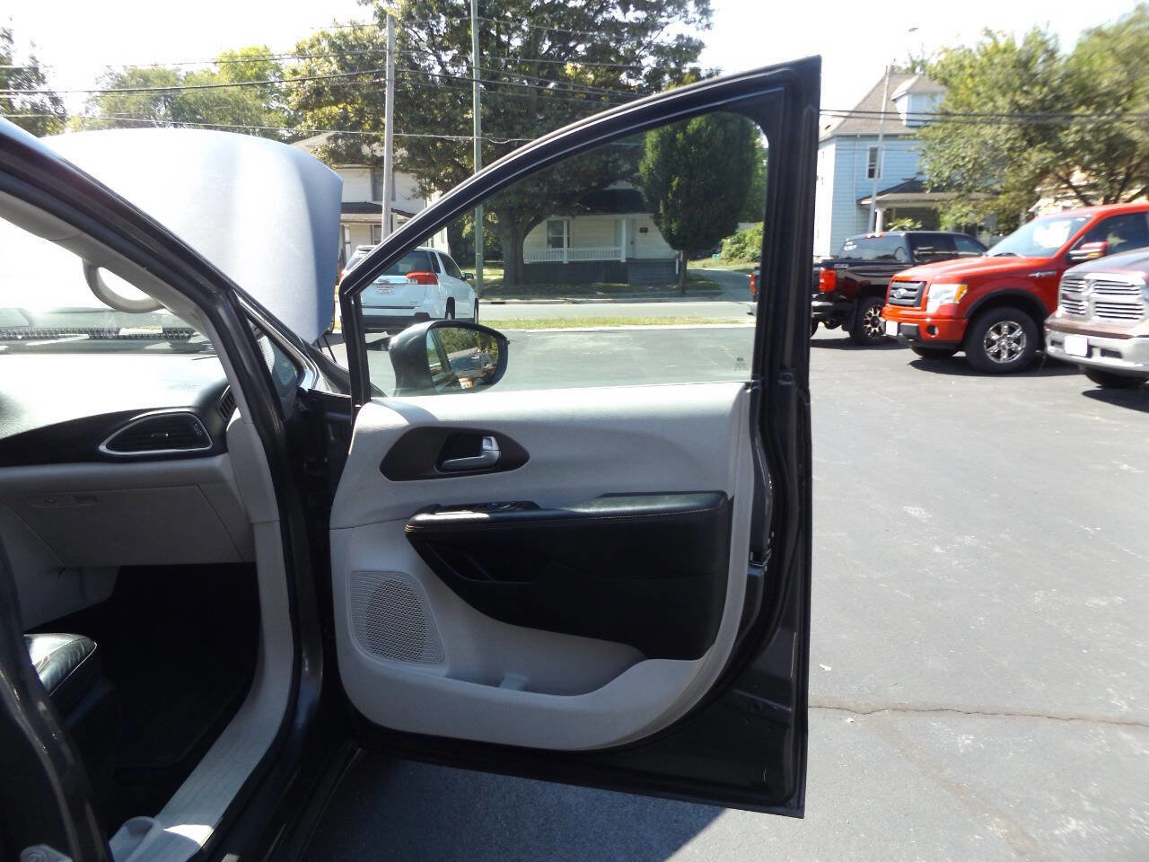 Used 2017 Chrysler Pacifica Touring-L image 24