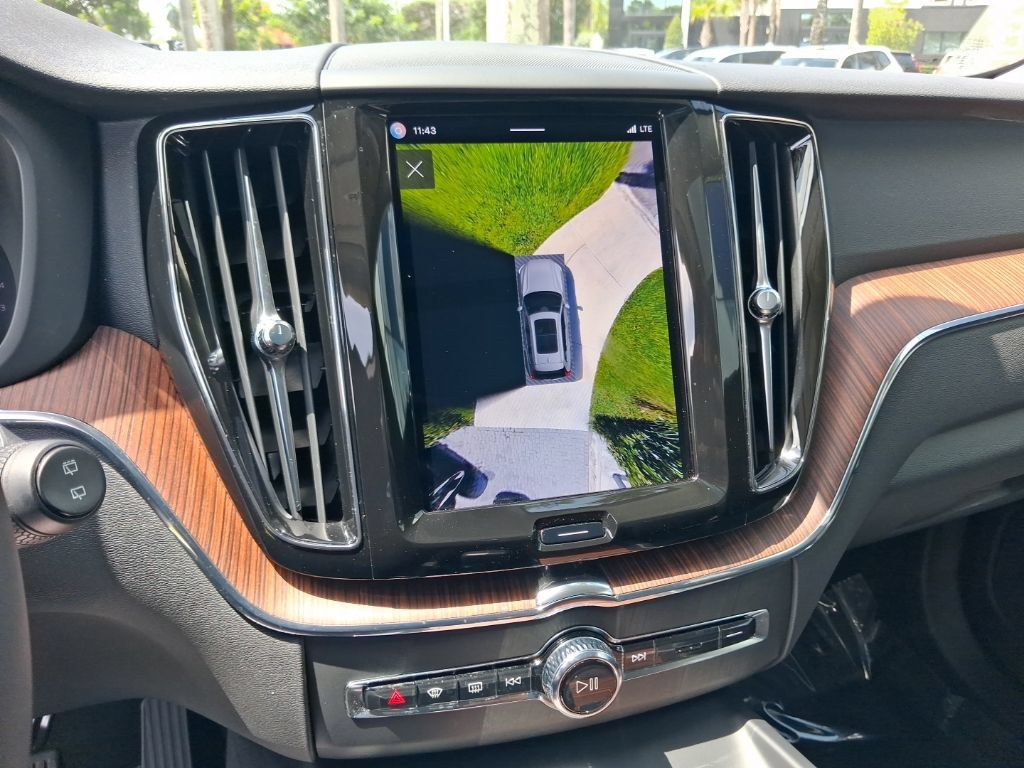 Certified 2024 Volvo XC60 B5 Plus AWD/4WD image 21