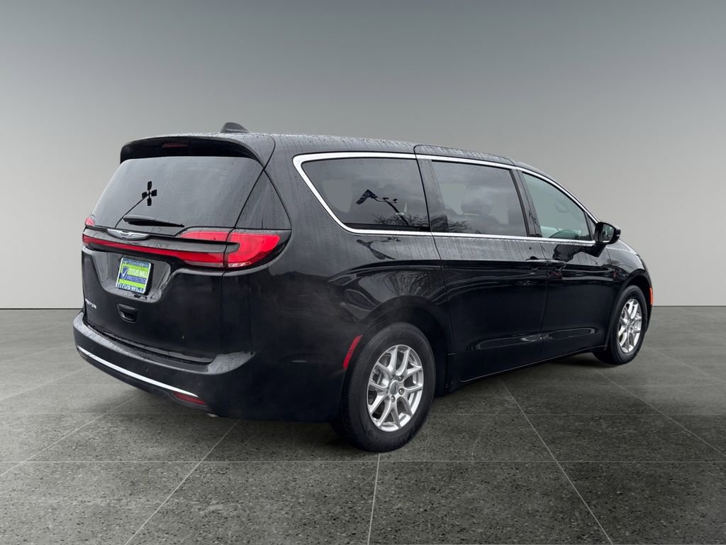 Used 2025 Chrysler Pacifica Select image 7