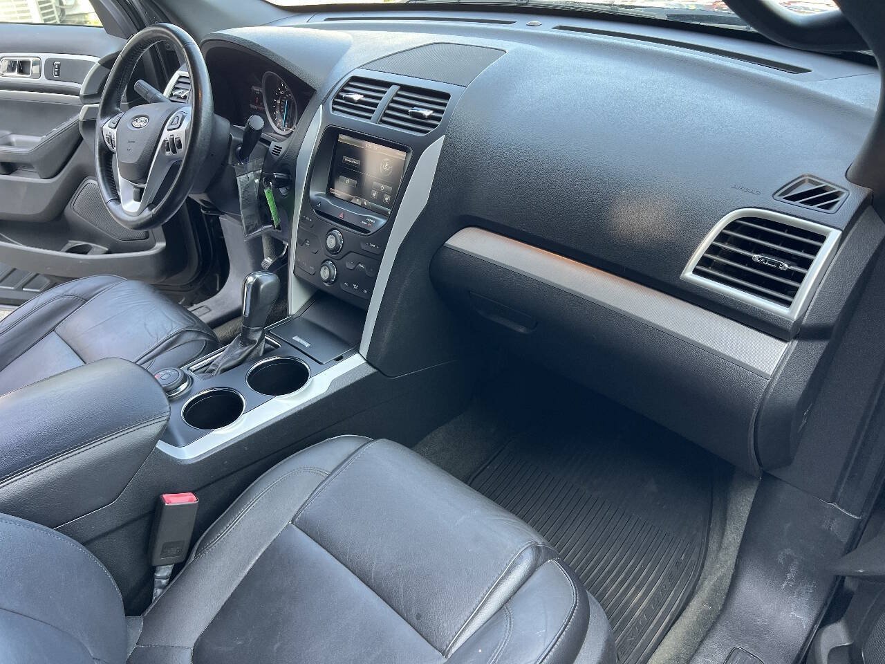 Used 2014 Ford Explorer XLT w/ Equipment Group 202A AWD/4WD image 16