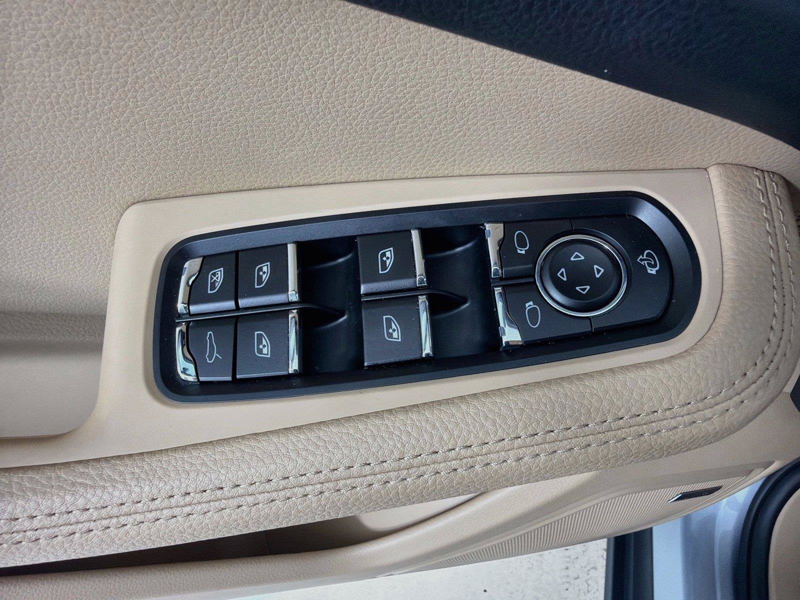 Certified 2026 Porsche Macan Turbo AWD/4WD image 9