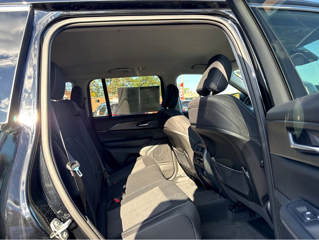 Used 2023 Jeep Grand Cherokee Laredo image 9