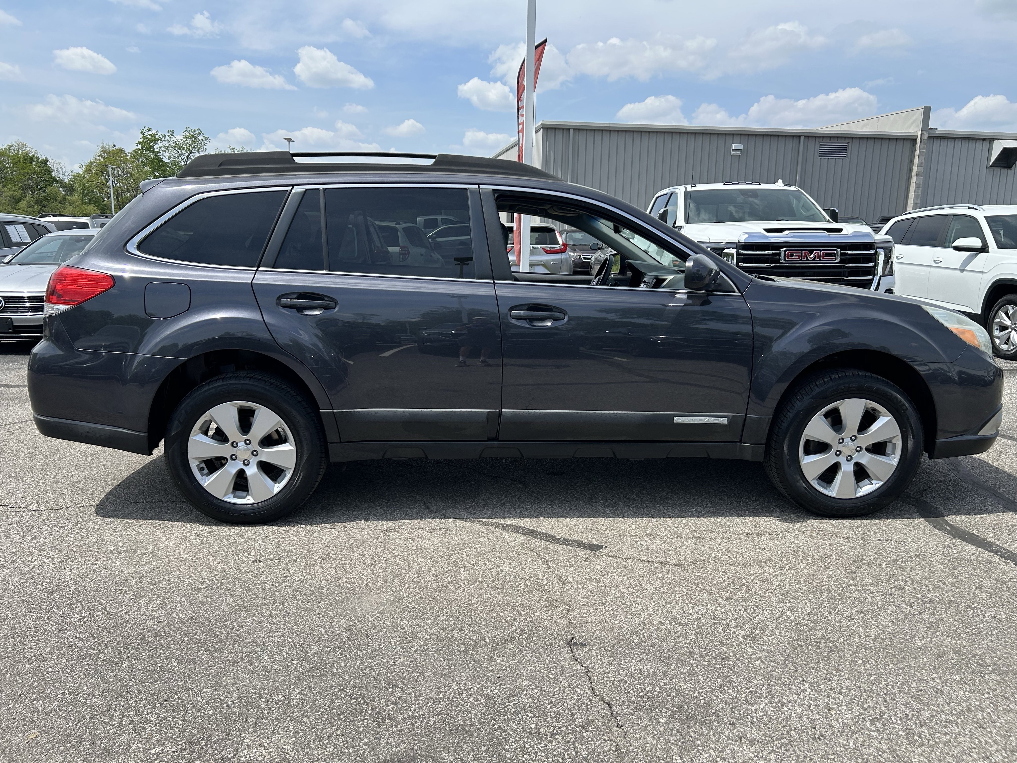 Used 2011 Subaru Outback 2.5i Limited AWD/4WD image 8