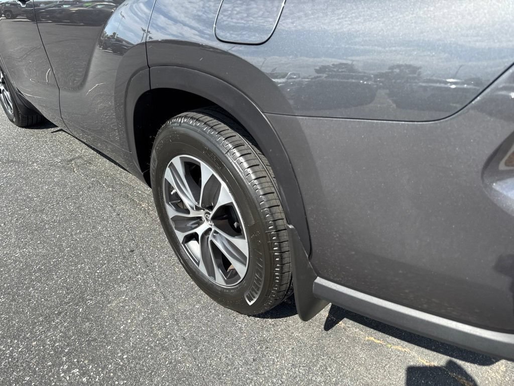 Used 2023 Toyota Highlander XLE AWD/4WD image 10