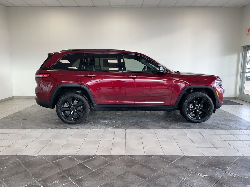 Used 2024 Jeep Grand Cherokee Altitude image 4