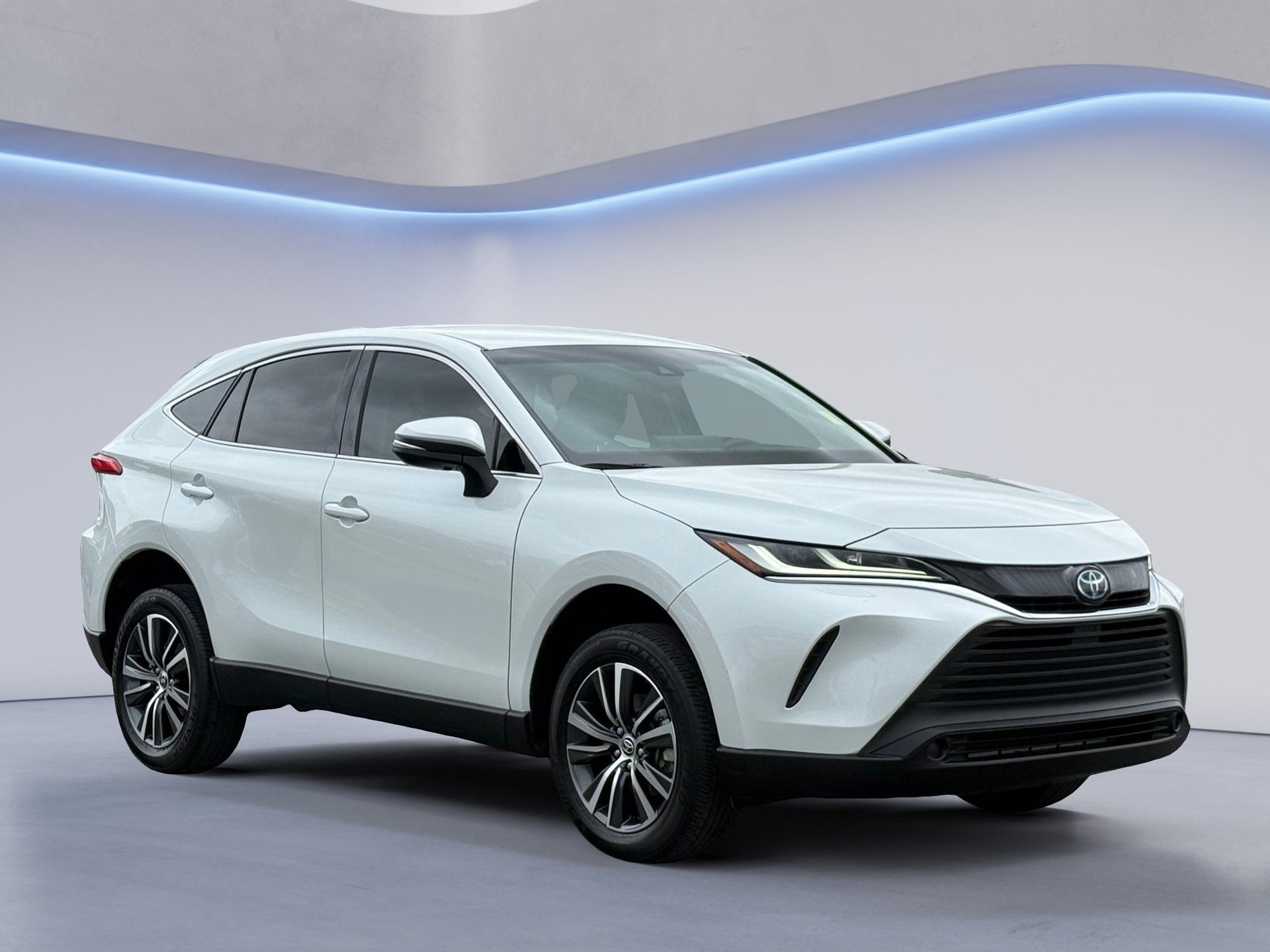 Used 2023 Toyota Venza LE image 4