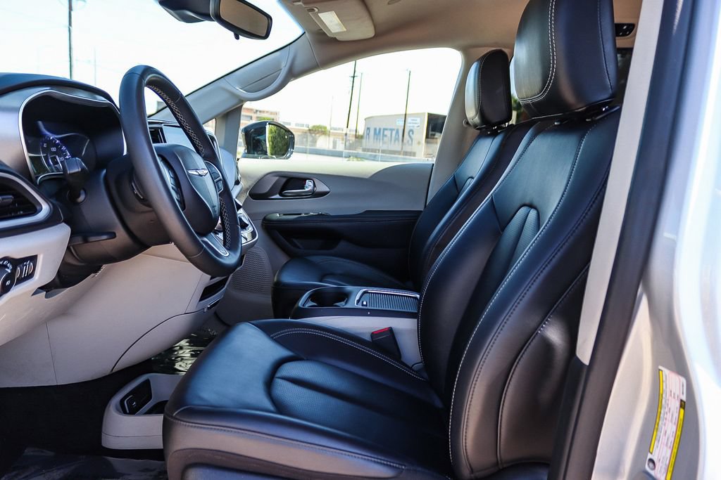 Used 2024 Chrysler Pacifica Touring-L FWD image 19
