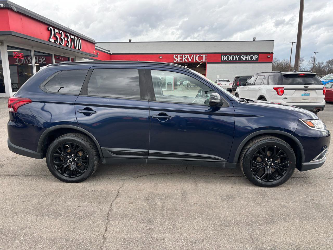 Used 2018 Mitsubishi Outlander LE AWD/4WD image 2