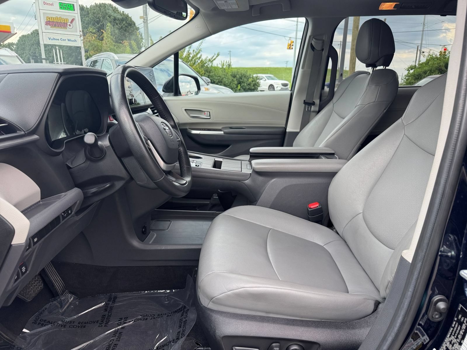 Used 2024 Toyota Sienna XLE FWD image 27