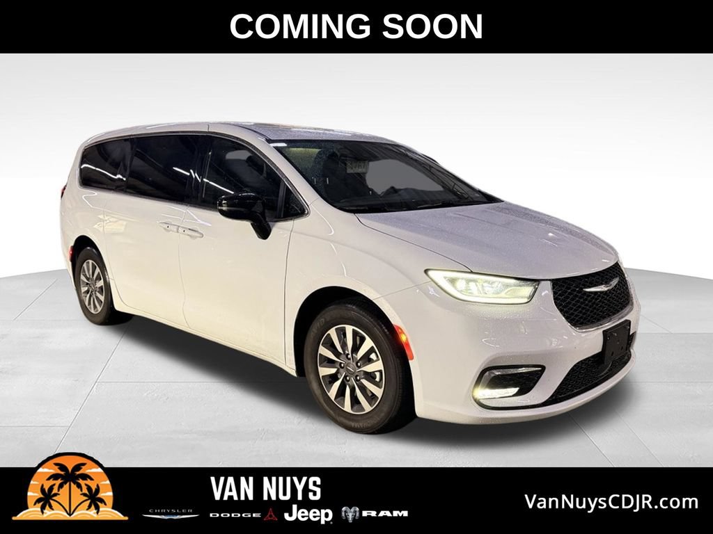 Used 2025 Chrysler Pacifica Select