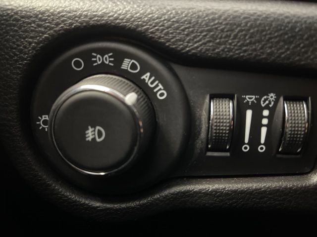 Used 2025 Chrysler Pacifica Select image 44