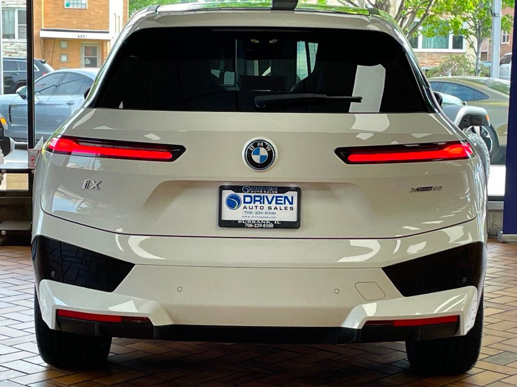 Used 2024 BMW iX xDrive50 w/ Sport Package AWD/4WD image 9